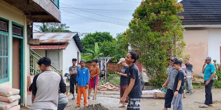 Hangatnya Kebersamaan: Gotong Royong Pasang Keramik di Dapur Umum YPD AKUIS Cabang Kota Palembang