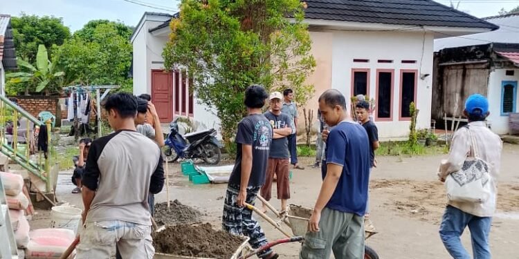 Hangatnya Kebersamaan: Gotong Royong Pasang Keramik di Dapur Umum YPD AKUIS Cabang Kota Palembang