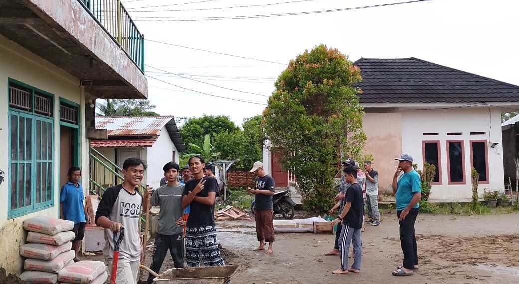 Hangatnya Kebersamaan: Gotong Royong Pasang Keramik di Dapur Umum YPD AKUIS Cabang Kota Palembang