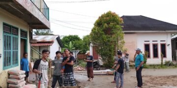 Hangatnya Kebersamaan: Gotong Royong Pasang Keramik di Dapur Umum YPD AKUIS Cabang Kota Palembang