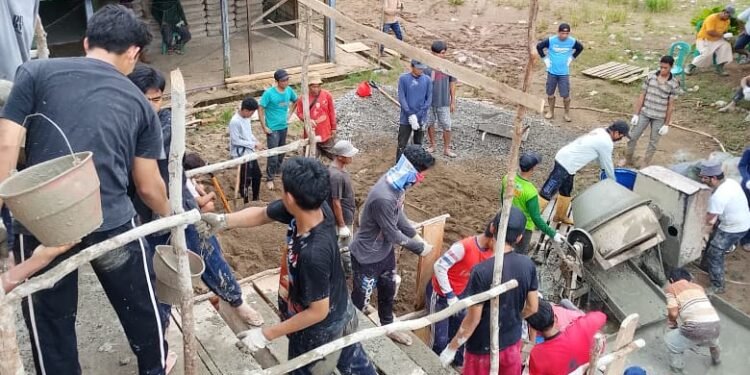 Semangat Gotong Royong: Puluhan Jama’ah Cor Dak Lantai Atas Masjid Al-Muttaqin Kelompok Kajian Sukarela