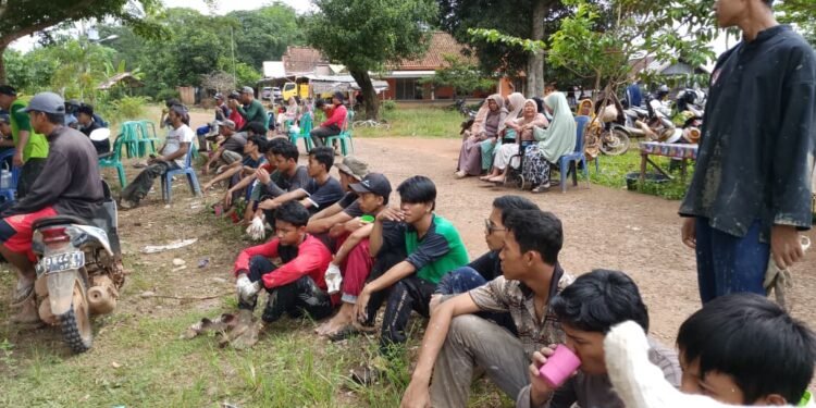 Semangat Gotong Royong: Puluhan Jama’ah Cor Dak Lantai Atas Masjid Al-Muttaqin Kelompok Kajian Sukarela