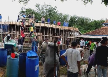 Semangat Gotong Royong: Puluhan Jama’ah Cor Dak Lantai Atas Masjid Al-Muttaqin Kelompok Kajian Sukarela