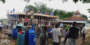 Semangat Gotong Royong: Puluhan Jama’ah Cor Dak Lantai Atas Masjid Al-Muttaqin Kelompok Kajian Sukarela