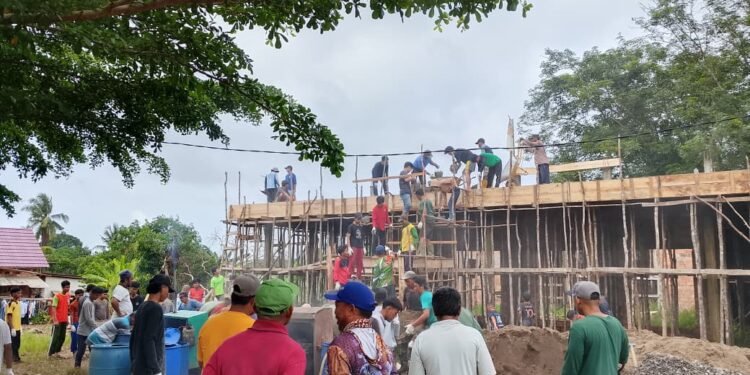 Semangat Gotong Royong: Puluhan Jama’ah Cor Dak Lantai Atas Masjid Al-Muttaqin Kelompok Kajian Sukarela