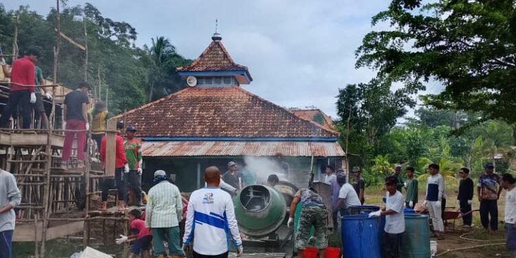 Semangat Gotong Royong: Puluhan Jama’ah Cor Dak Lantai Atas Masjid Al-Muttaqin Kelompok Kajian Sukarela