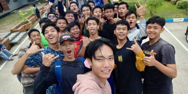 Semangat Gotong Royong: Puluhan Jama’ah Cor Dak Lantai Atas Masjid Al-Muttaqin Kelompok Kajian Sukarela