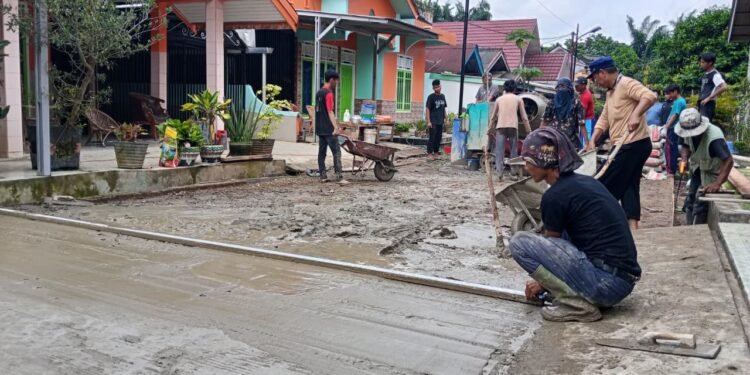 Pererat Ukhuwah, Jama’ah dan Santri YPD AKUIS Pusat Laksanakan Gotong Royong Cor Jalan