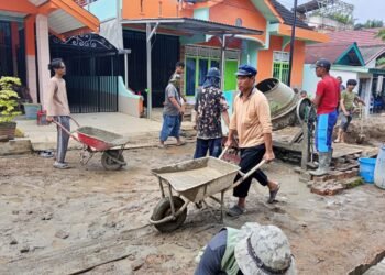 Pererat Ukhuwah, Jama’ah dan Santri YPD AKUIS Pusat Laksanakan Gotong Royong Cor Jalan