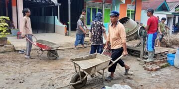Pererat Ukhuwah, Jama’ah dan Santri YPD AKUIS Pusat Laksanakan Gotong Royong Cor Jalan