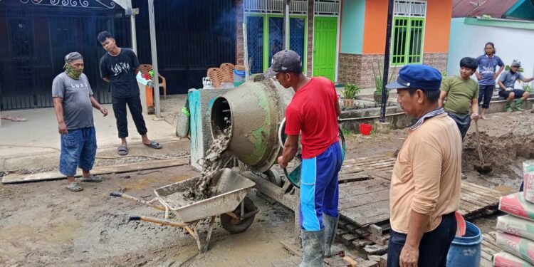 Pererat Ukhuwah, Jama’ah dan Santri YPD AKUIS Pusat Laksanakan Gotong Royong Cor Jalan