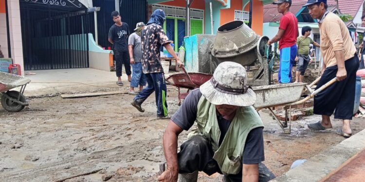 Pererat Ukhuwah, Jama’ah dan Santri YPD AKUIS Pusat Laksanakan Gotong Royong Cor Jalan