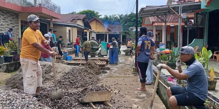 Pererat Ukhuwah, Jama’ah dan Santri YPD AKUIS Pusat Laksanakan Gotong Royong Cor Jalan