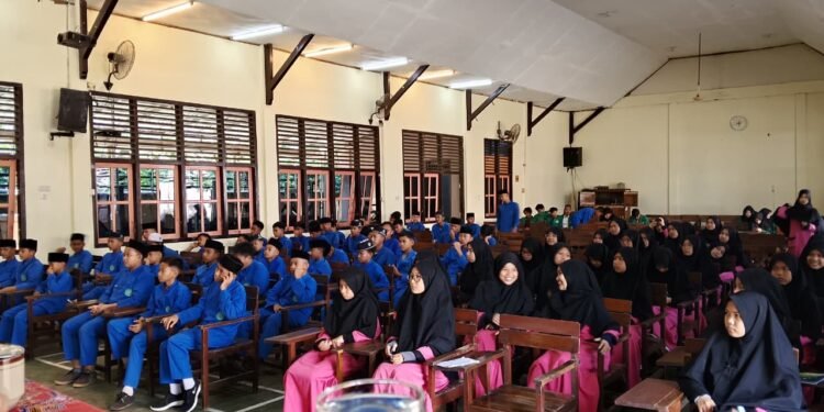 Pembagian Rapor Santri Ma’had ‘Aqu-Lu eL-Muqoffa Al-Isalmiy Caturwulan II Tahun 1447 H: Apresiasi Kepada 15 Santri, Khatamkan Tulisan Tangan Al-Quran