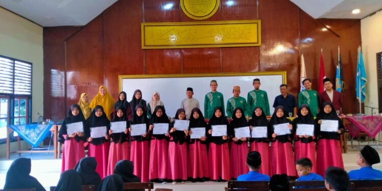 Pembagian Rapor Santri Ma’had ‘Aqu-Lu eL-Muqoffa Al-Isalmiy Caturwulan II Tahun 1447 H: Apresiasi Kepada 15 Santri, Khatamkan Tulisan Tangan Al-Quran