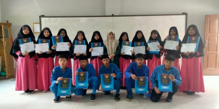 Pembagian Rapor Santri Ma’had ‘Aqu-Lu eL-Muqoffa Al-Isalmiy Caturwulan II Tahun 1447 H: Apresiasi Kepada 15 Santri, Khatamkan Tulisan Tangan Al-Quran