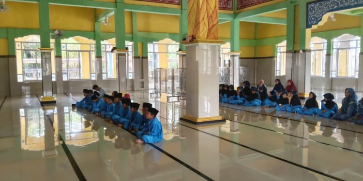 Ramadhan Penuh Cahaya: Santri YPD AKUIS Hadirkan Pesantren Kilat Seru untuk 40 Anak di Pulau Rimau