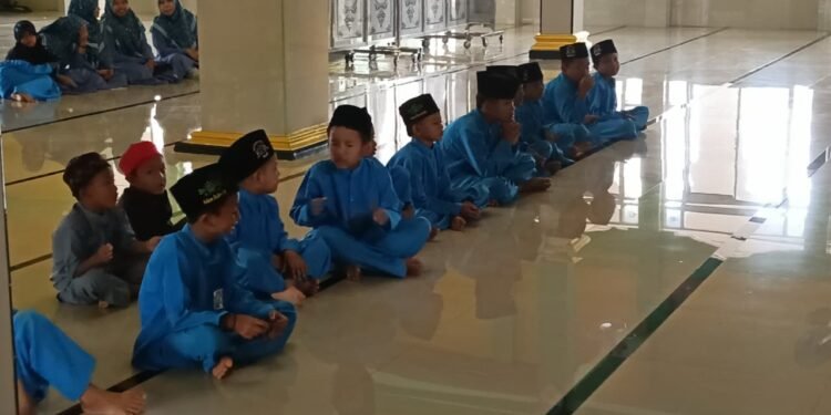 Ramadhan Penuh Cahaya: Santri YPD AKUIS Hadirkan Pesantren Kilat Seru untuk 40 Anak di Pulau Rimau