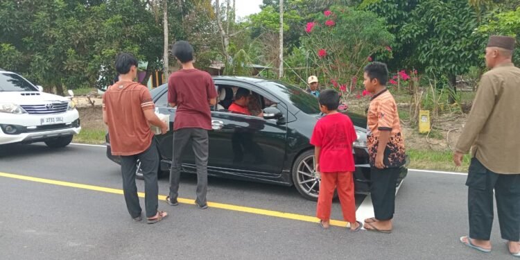 Dakwah di Jalan Raya: Kisah Santri Ma’had eL-Muqoffa Berbagi Takjil dan Senyuman di Ujung Bangka