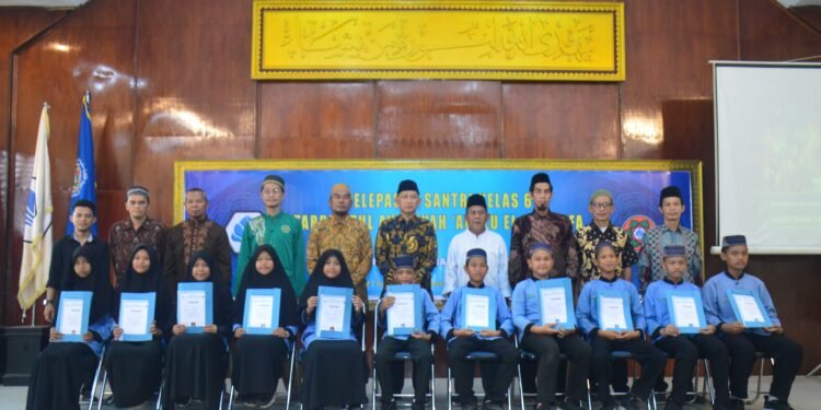 Air Mata Haru Warnai Pelepasan Santri Tarbiyatul Awaliyah 1447 H: “Jangan Tinggalkan Sholat, Jaga Hafalanmu…”